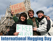 Umarmung für alle: Free Hugging Day in München am 21.03.2009. Wir haben ein Video (Foto: Martin Schmitz)